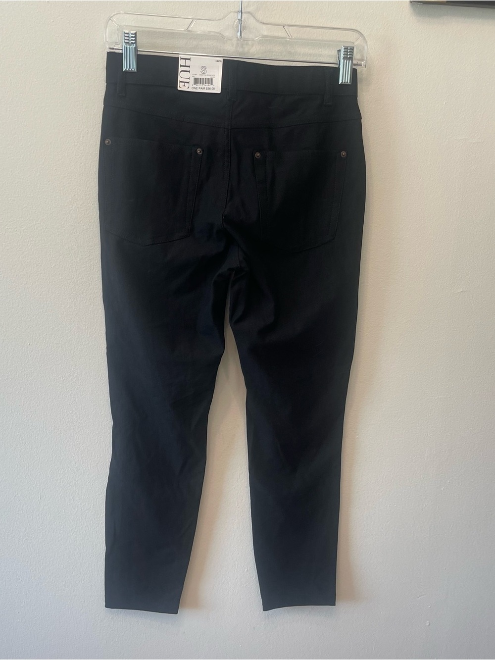 NWT Hue Leggings in Black Capri Length S